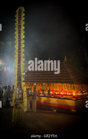 Une divinité à un rituel theyyam dans un village près de Kannur Keralan du nord Banque D'Images