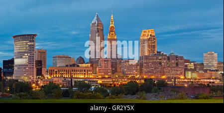 Cleveland. Image panoramique de Cleveland downtown at Twilight blue hour. Banque D'Images