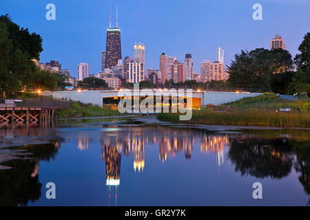 Lincoln Park, à Chicago. Image de la Chicago Downtown skyline at Dusk. Lincoln Park au premier plan. Banque D'Images