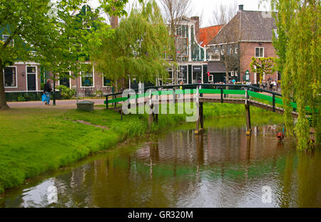 Un canal et un pont pour piétons près de l'entrée de Zaanse Schans, Zaandam, Hollande Banque D'Images