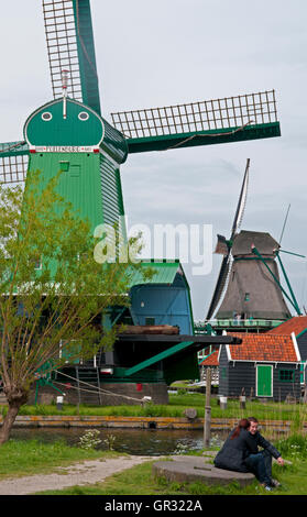 De Gekroonde Poelenburg Moulin premier plan ; de Kat moulin historique, Zaanse Schans, Zaandam, Hollande Banque D'Images