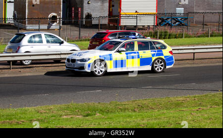 Une voiture de police BMW de police d'Écosse qui accélère en réponse à un incident le long de la route à double voies de Kingsway West à Dundee, en Écosse Banque D'Images