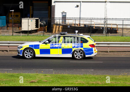 Une voiture de police BMW de police d'Écosse qui accélère en réponse à un incident le long de la route à double voies de Kingsway West à Dundee, en Écosse Banque D'Images