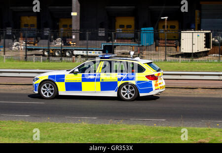 Une voiture de police BMW de police d'Écosse qui accélère en réponse à un incident le long de la route à double voies de Kingsway West à Dundee, en Écosse Banque D'Images