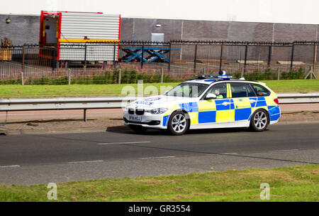 Une voiture de police BMW de police d'Écosse qui accélère en réponse à un incident le long de la route à double voies de Kingsway West à Dundee, en Écosse Banque D'Images