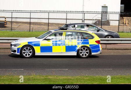 Une voiture de police BMW de police d'Écosse qui accélère en réponse à un incident le long de la route à double voies de Kingsway West à Dundee, en Écosse Banque D'Images