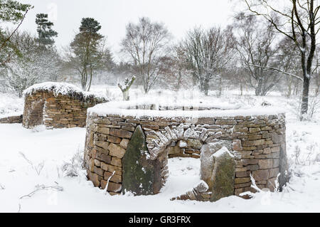 Les murs de pierres sèches (ou les digues en Écosse) sont des murs construits sans mortier pour lier les pierres ensemble. Banque D'Images