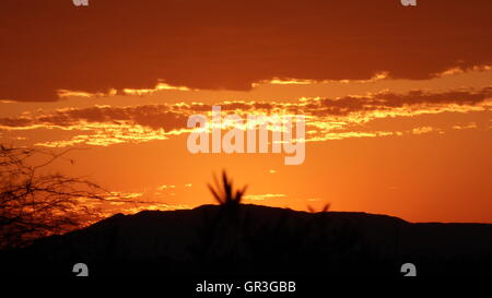 Desert sunrise orange et or avec des couleurs dans les badlands badlands Banque D'Images