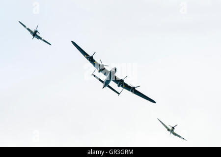 L'un des deux bombardiers Avro Lancaster, PA474 accompagné d'un des quatre Spitfires de vol et l'un des 12 Hawker Hurricane Banque D'Images