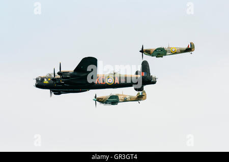 L'un des deux bombardiers Avro Lancaster, PA474 accompagné d'un des quatre Spitfires de vol et l'un des 12 Hawker Hurricane Banque D'Images