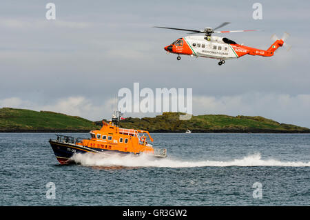 Sikorsky S-92 de la Garde côtière irlandaise accompagne Portrush Lifeboat, RNLB William Gordon Burr Banque D'Images