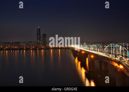 Compte tenu de soirée Pont Dongjak et Tour N de Séoul sur le fleuve Han (Hangang), Séoul, Corée du Sud Banque D'Images