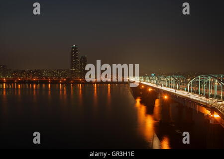 Compte tenu de soirée Pont Dongjak et Tour N de Séoul sur le fleuve Han (Hangang), Séoul, Corée du Sud Banque D'Images
