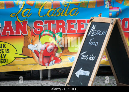 Un signe montrant la nourriture mexicaine à un festival espagnol & célébration dans le centre-ville de Manchester, Manchester, Royaume-Uni. Banque D'Images