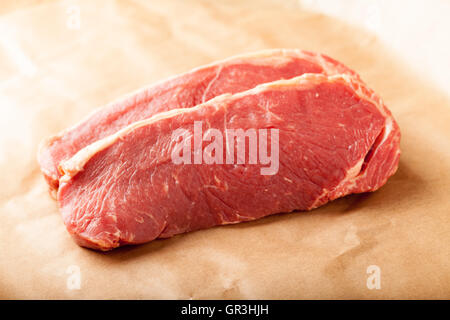 Deux steaks de surlonge de boeuf sur planche de bois Banque D'Images