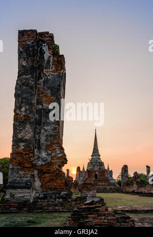 Les ruines et l'architecture ancienne pagode de Wat Phra Si Sanphet vieux temple célèbres attractions pendant le coucher du soleil à Ayutthaya, Thaïlande Banque D'Images