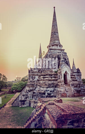 Ajouter un effet de texture style vintage, d'anciennes ruines et pagode de Wat Phra Si Sanphet vieux temple célèbres attractions pendant le coucher du soleil Banque D'Images