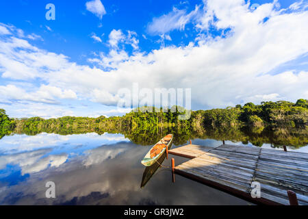 Vue panoramique avec un canoë sur la lagune Garzacocha dans la forêt tropicale amazonienne au Lodge la Selva sur la rivière Napo, Équateur, Amérique du Sud Banque D'Images