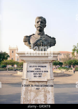 Une sculpture de gouverneur général Alexandre Alberto Da Rocha de Serpa Pinto, Albuquerque Square, Praia, Santiago, Cap Vert Banque D'Images