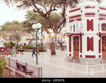 La place Praça Amilcar Cabral. Mindelo Sao Vincente. Îles du Cap Vert, l'Afrique. Banque D'Images