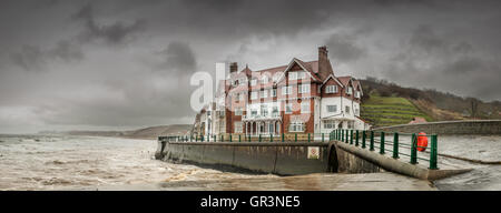 Sandsend est un petit village de pêcheurs, près de Whitby, dans le quartier de Scarborough, North Yorkshire, Angleterre. Banque D'Images