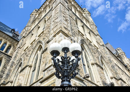 La lumière de la rue en face de la tour de l'horloge du Parlement d'Ottawa (Canada) Banque D'Images
