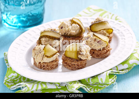 Des canapés avec des poissons pate et cornichons. Cuisine de fête Banque D'Images