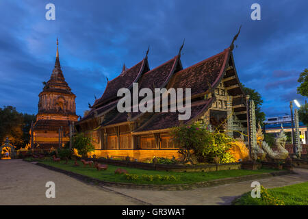 Au crépuscule, l'un des plus anciens temples de Chiang Mai, Thaïlande Banque D'Images