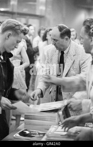 Le Colonel Tom Parker, la vente de marchandises d'Elvis à l'Université de Dayton Fieldhouse, le 27 mai 1956. Banque D'Images