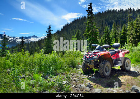 Forêt de montagne de gravier près de Whistler, C.-B. Vierge est parqué un rouge et noir ATV (véhicule tout terrain) - Nature Photo HDR Banque D'Images