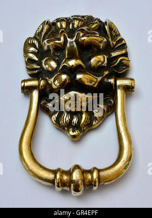 Tête de lion en laiton knocker isolé sur un fond blanc. Heurtoir de cuivre. Knock-knock. Frapper à ma porte. Occasion de frapper. Banque D'Images