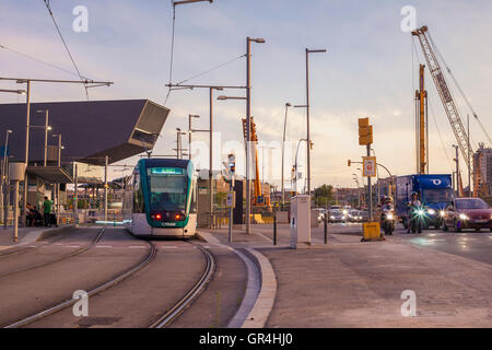 Barcelone, Espagne - 27 juillet 2016 : le tramway de Barcelone en mouvement. Le tramway passe par l'avenue Diagonal Banque D'Images