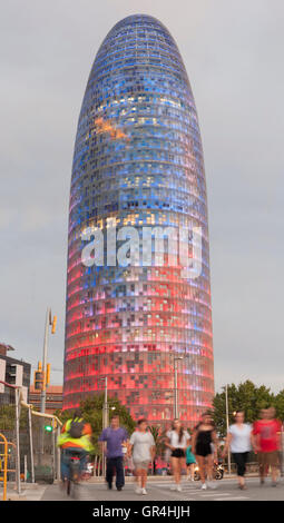 Barcelone, Espagne - 24 juillet 2016 : Tour Agbar au coucher du soleil avec des gens marchant à côté. Cette tour de 38 étages a été conçu par le fam Banque D'Images