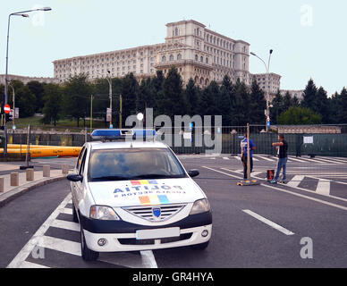 Une Dacia Logan voiture de police de Bucarest, secteur 5 de la police est stationné en dehors du parlement roumain Banque D'Images