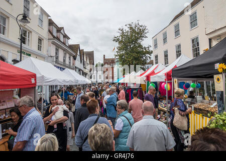 Occupé à Faversham Market Place jour Faversham Kent England Banque D'Images