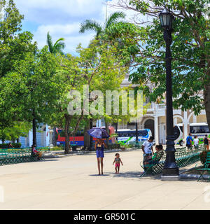 Les gens dans le parc Parque Jose Marti, dans le centre historique de la ville de Cienfuegos, Cuba Banque D'Images