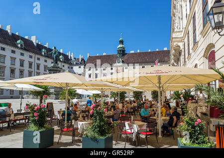 Vienne, Cafe. Restaurant en face de la chancellerie impériale (Reichskanzleitrakt) Aile, Hofburg, Vienne, Autriche. Banque D'Images