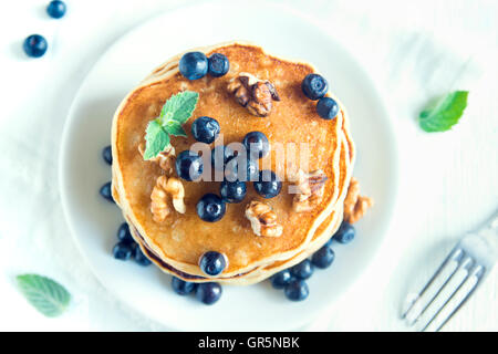 Crêpes maison avec blueberry, miel et noix pour le petit déjeuner (vue de dessus) Banque D'Images