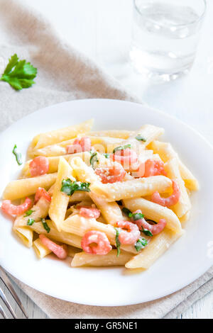 Pâtes penne aux crevettes, sauce crème et parmesan râpé Banque D'Images