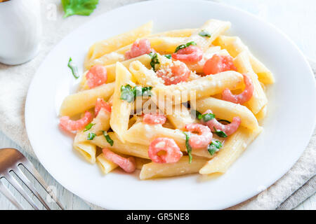 Pâtes penne aux crevettes, sauce crème et parmesan râpé Banque D'Images