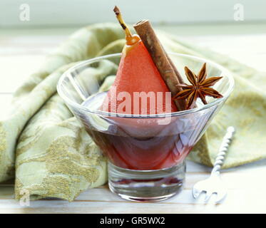 Dessert poire au vin avec de l'anis et la cannelle Banque D'Images