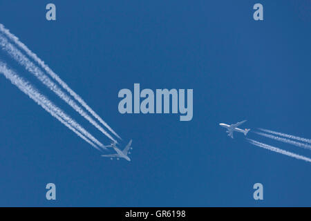 Singapore Airlines Airbus A380 avion de ligne volant à altitude de croisière avec un Boeing 747-400 de battant dans le sens contraire. Banque D'Images