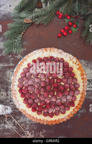 Tarte aux framboises avec crème à la vanille et le sucre glace. Macro, selective focus, tons vintage image, espace blanc Banque D'Images