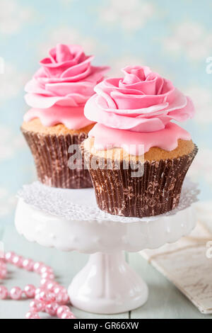 Cupcakes avec deux fleurs rose Banque D'Images