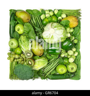 Carré de fruits et légumes vert isolé sur fond blanc Banque D'Images