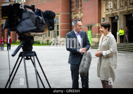 Le Parti Vert Co-leaders Jonathan Bartley et Caroline Lucas sur Sky News à l'automne 2016 Parti Vert conférence à Birmingham Banque D'Images