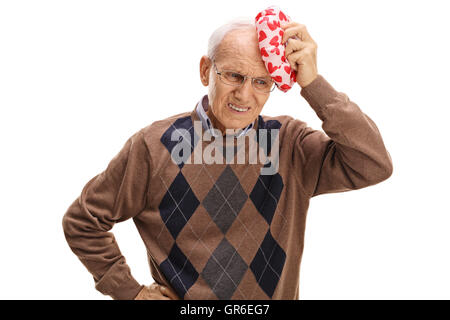 Un homme âgé aux prises avec un mal de tête isolé sur fond blanc Banque D'Images