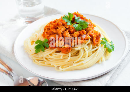 Les pâtes italiennes - Spaghetti à la sauce bolognaise sur la plaque close up Banque D'Images