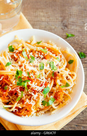Les pâtes italiennes - spaghetti avec sauce aux légumes et fromage râpé close up Banque D'Images