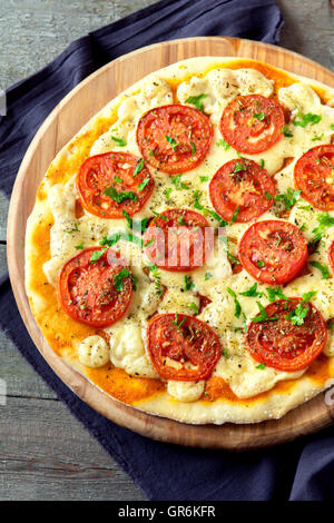 Des pizzas Margherita avec tomates, fromage et basilic sur fond en bois rustique, Close up Banque D'Images